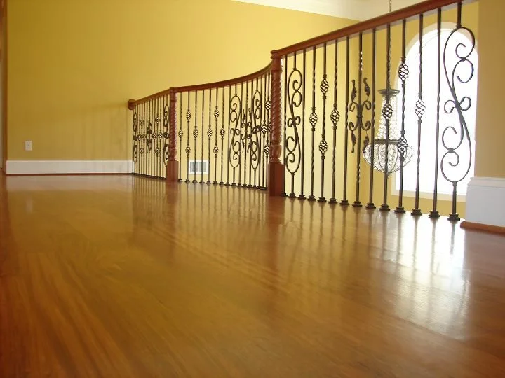 Curved rail system on staircase