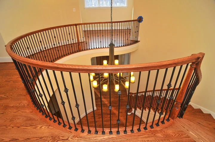 Radius level balcony rail with metal balusters